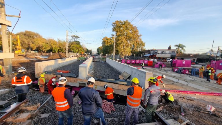 Instalan puente ferroviario en Rafael Calzada
