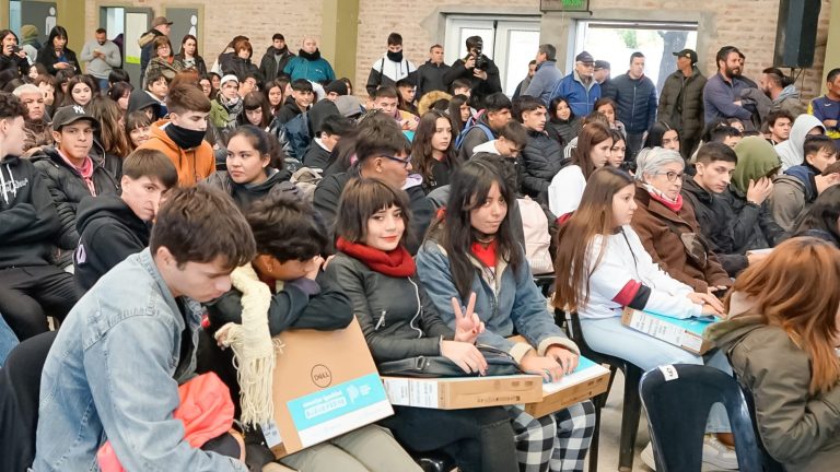 Entregaron netbooks a alumnos en Presidente Perón