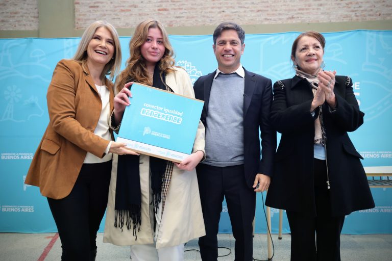Kicillof entregó computadoras a estudiantes de escuelas secundarias