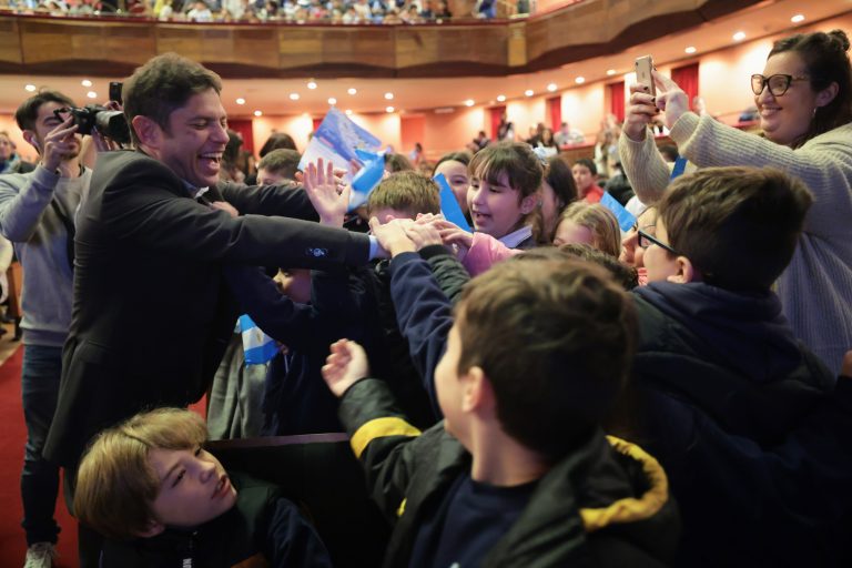 Kicillof encabezó la Promesa a la Bandera Nacional ante más de mil estudiantes bonaerenses