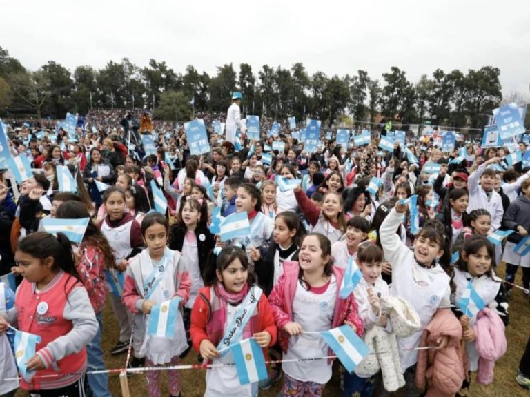 10 mil estudiantes juraron la bandera en Lomas