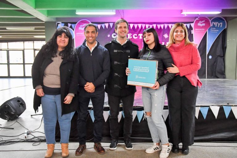 Entregan netbooks a estudiantes en San Vicente