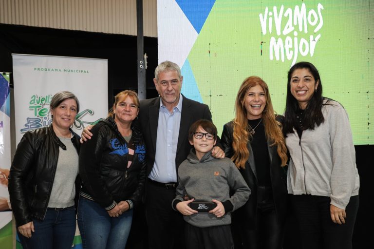 Entregan lentes a alumnos en Avellaneda