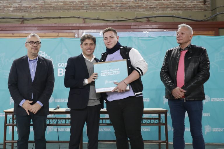 Entregaron computadoras a estudiantes en San Isidro