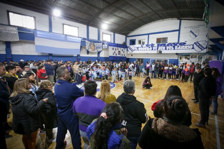 Inauguran cancha de parquet Bernal Oeste