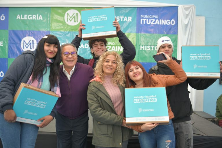 Recibieron sus notebooks más de 1.500 estudiantes de Ituzaingó