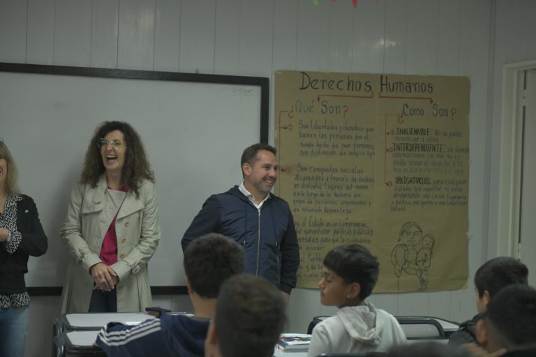 Pablo Descalzo entregó libros de estudio a chicos de Ituzaingó