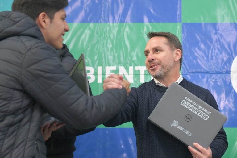 Más de 440 alumnos recibieron sus netbooks en Ituzaingó