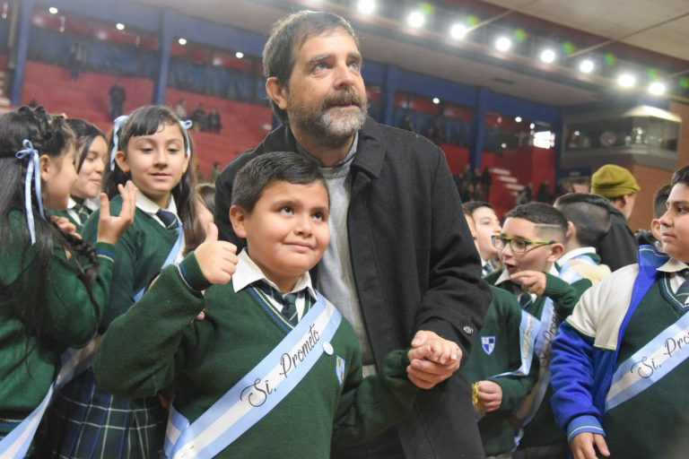 Los estudiantes de San Martín prometieron lealtad a la Bandera