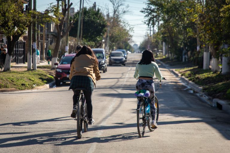 Espinoza recorrió las obras de pavimentación en González Catán