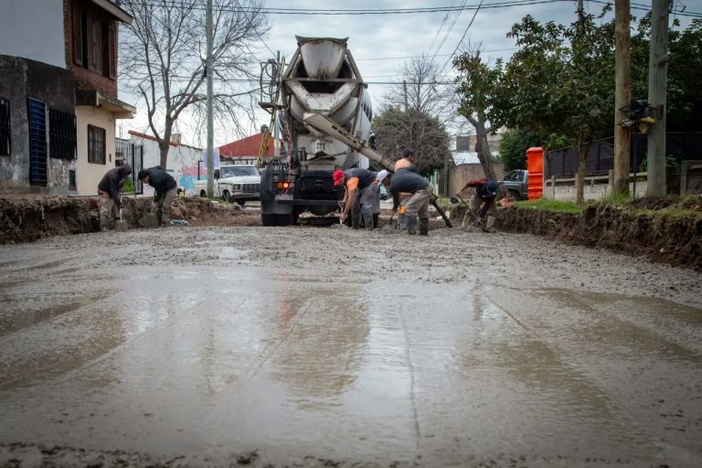 Labores de pavimentación en Bernal Oeste