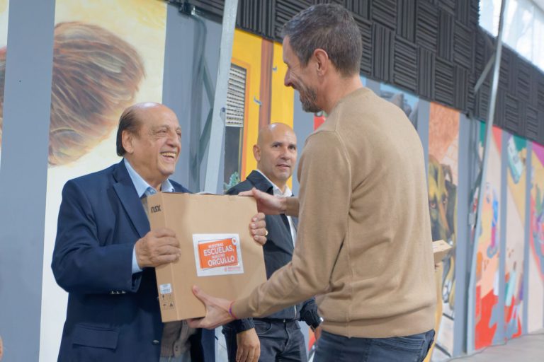 Entregaron computadoras a escuelas de Berazategui