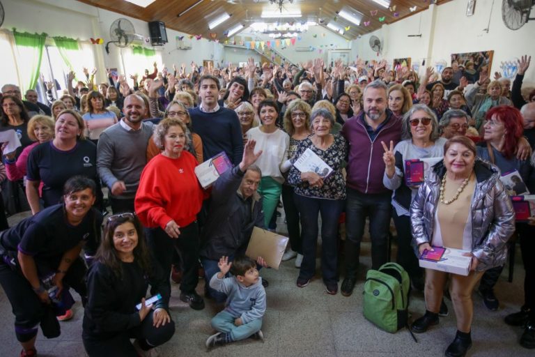 Entregaron tablets a jubilados en Quilmes