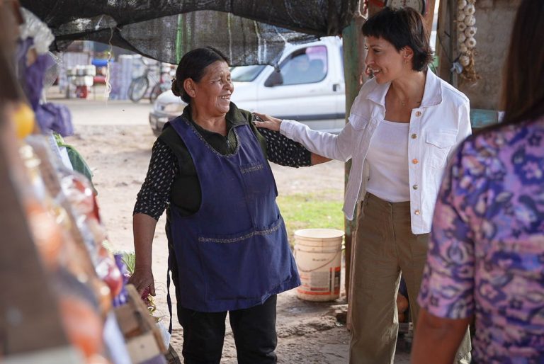 Mayra Mendoza presentó un camión y 23 contenedores de residuos en Ezpeleta