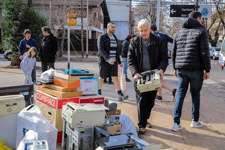 Suman móvil especial para recolectar residuos en San Isidro