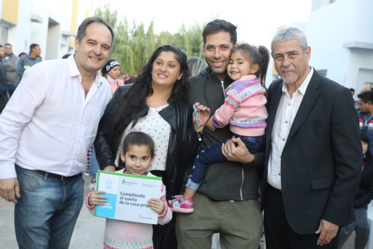 Ferraresi y Maggiotti, en una nueva entrega de viviendas
