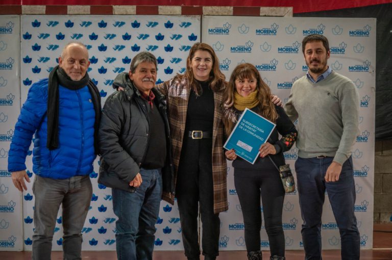 Mariel Fernández entregó escrituras a vecinos de Moreno