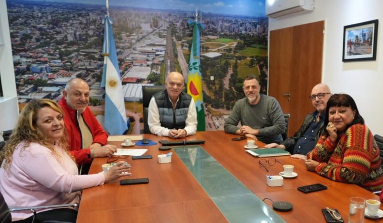 Grindetti y Kravetz firmaron un 26% de aumento para los municipales de Lanús