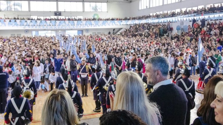Zabaleta tomó la Promesa de Lealtad a la Bandera a más de dos mil alumnos de 4º grado
