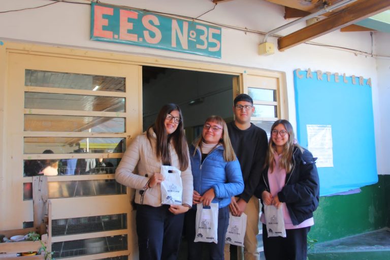 Entregaron lentes a alumnos en Luis Guillón