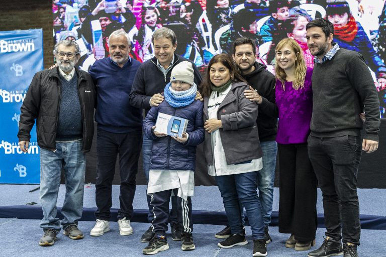Cascallares y Fabiani entregaron tablets en Almirante Brown