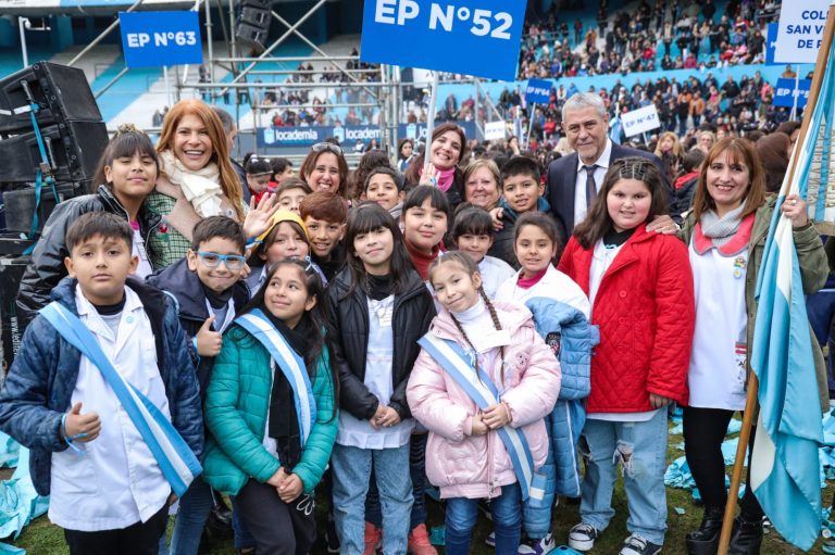 4 mil alumnos de Avellaneda prometieron lealtad a la Bandera en el estadio de Racing