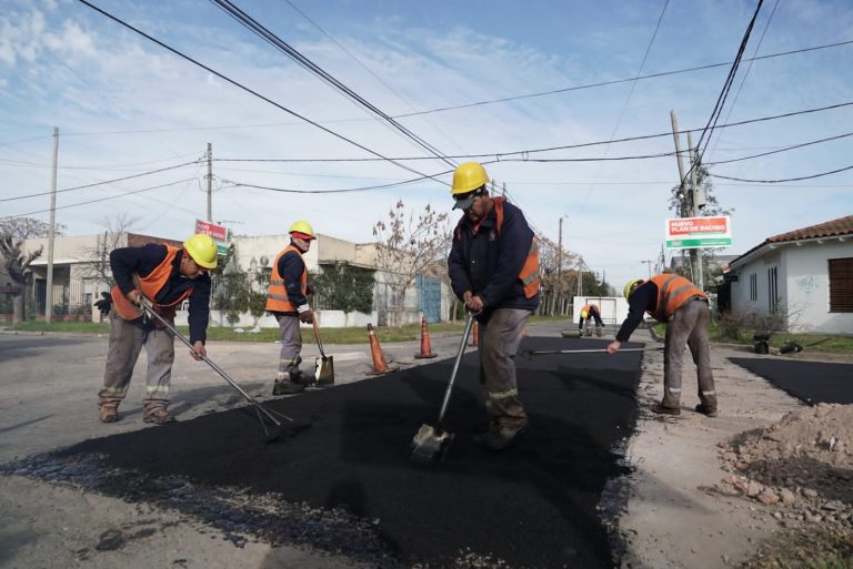 Trabajos de bacheo en Luis Guillón