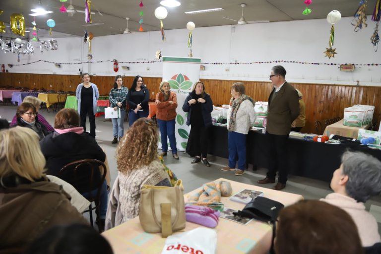 Entregan kits de tejido a centros de jubilados de Luis Guillón