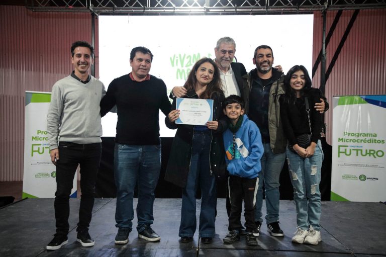 Ferraresi entregó créditos y herramientas a emprendedores
