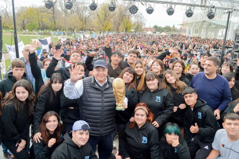Ishii entregó 3.200 buzos de egresados a estudiantes