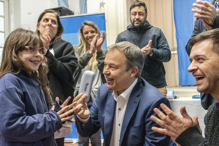 Cascallares y Fabiani entregaron anteojos a estudiantes