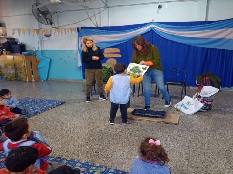 Reforestadores Escolares en el Jardín 930 de Temperley
