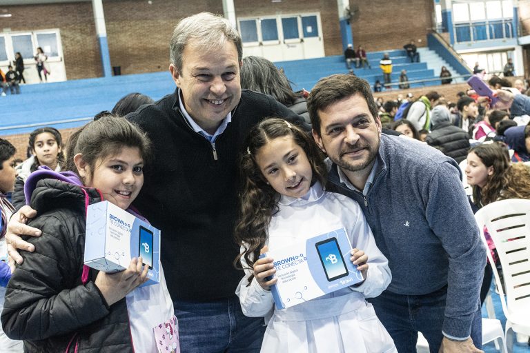 Unos 3.800 alumnos de escuelas primarias de Almirante Brown ya recibieron sus tablets