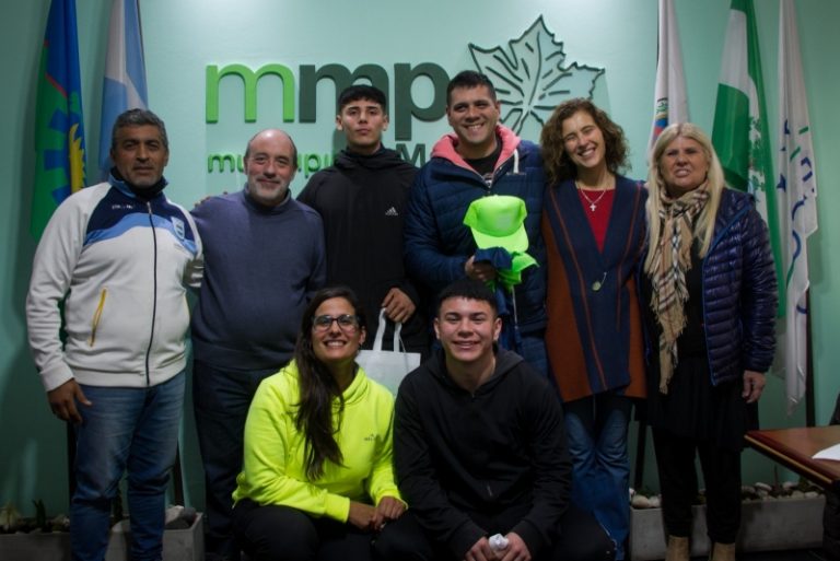 Entregan indumentaria a deportistas de Marcos Paz