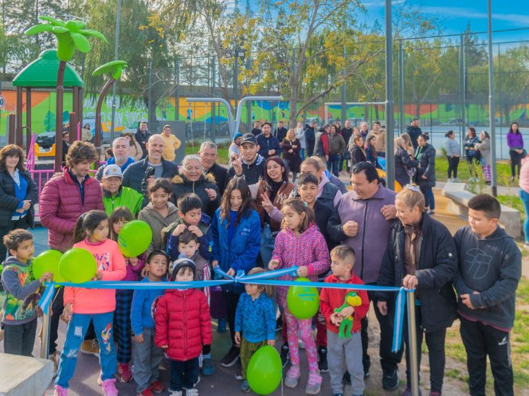 Andreotti inauguró la renovación de dos plazas en San Fernando