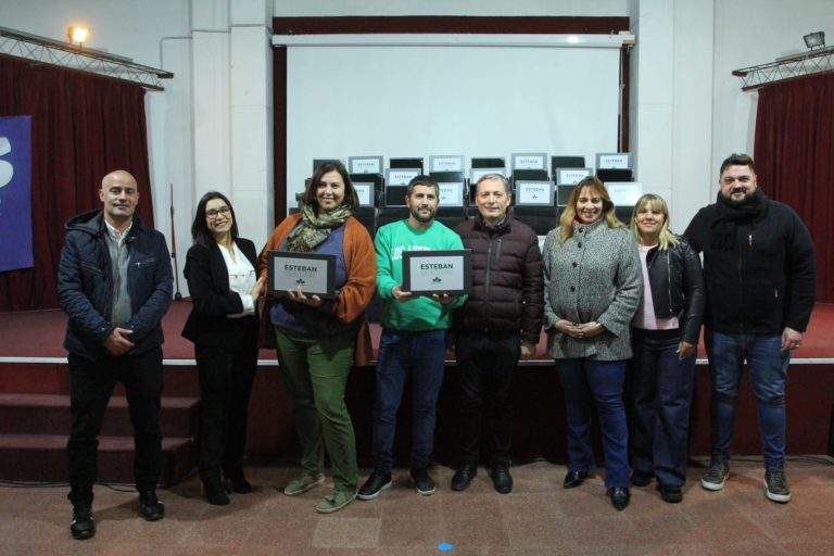 Entregaron notebooks a estudiantes en Monte Grande