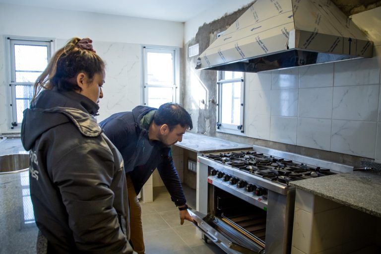 Entregan equipamiento para escuelas de Quilmes