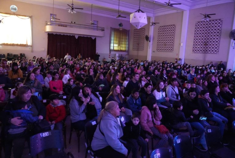 Kravetz visitó el ciclo de cine y teatro gratuito de Lanús