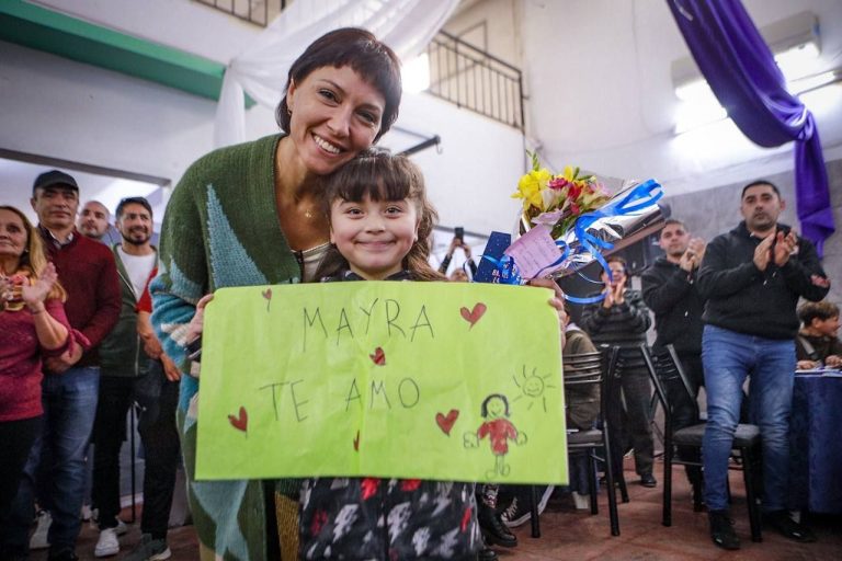 Mayra Mendoza, junto a referentes de instituciones de Quilmes Oeste