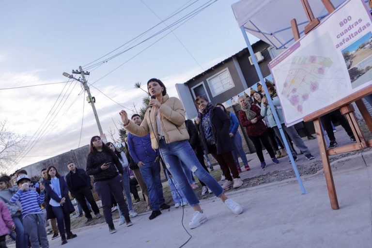 Pavimentan calles en Bernal Oeste
