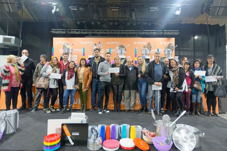 Entregan sets de vajilla a escuelas de Berazategui