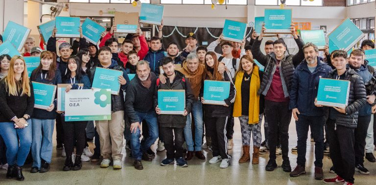 Zabaleta otorgó 1.500 netbooks a todas las escuelas secundarias públicas