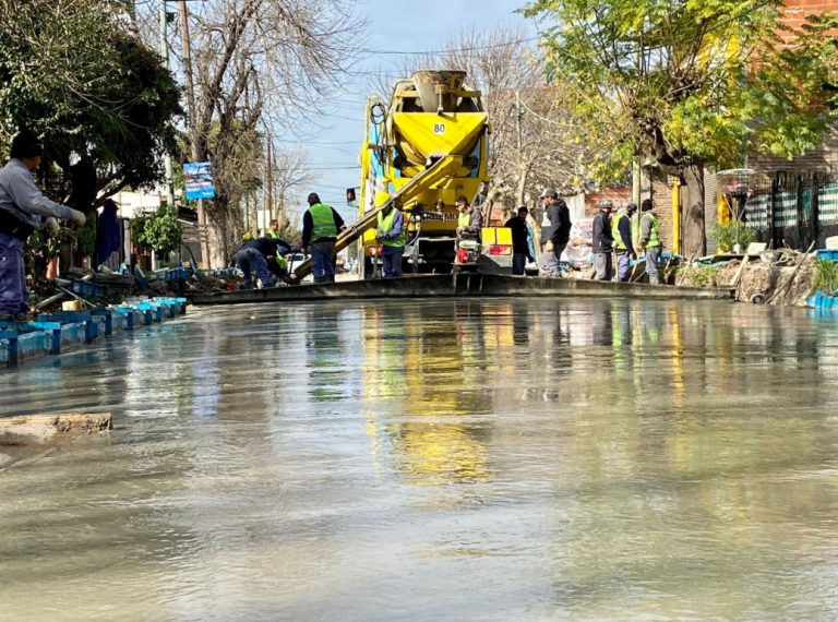 Avanza pavimentación en distintos puntos de Brown