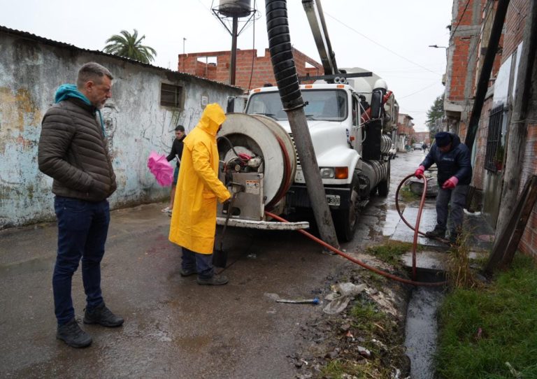 Kravetz supervisó los trabajos de desobstrucción de sumideros en Lanús