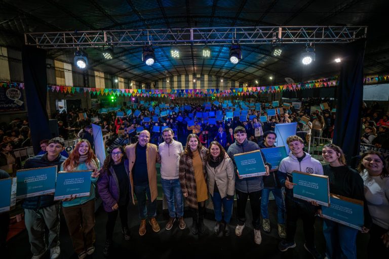 Entregaron más de mil netbooks a estudiantes de Moreno