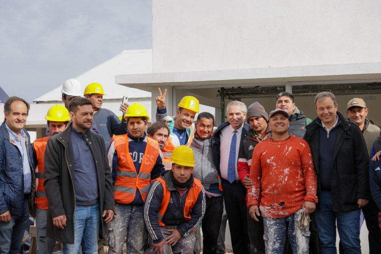 Alberto Fernández recorrió distintas obras en Brown