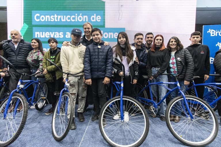 Entregaron bicicletas a alumnos de Almirante Brown