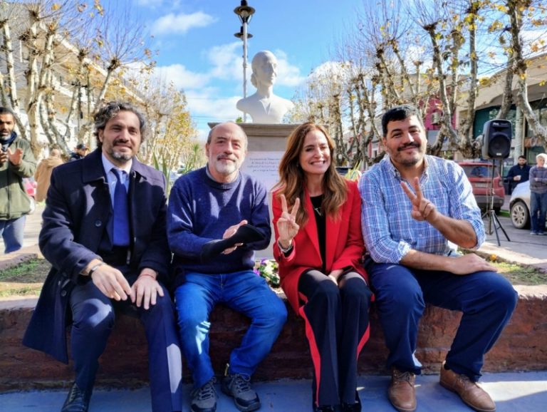 Curutchet, Tolosa Paz y Cafiero restituyeron el busto de Eva Perón en Marcos Paz