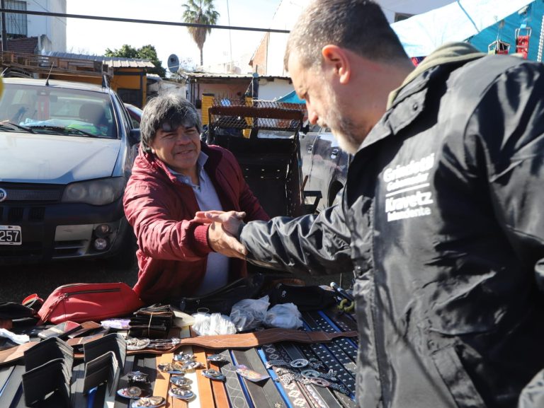 Kravetz recorrió feria en Monte Chingolo