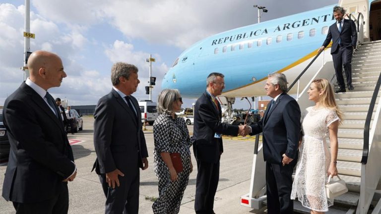 Alberto Fernández llegó a Bruselas para la cumbre entre la Unión Europea y la Celac